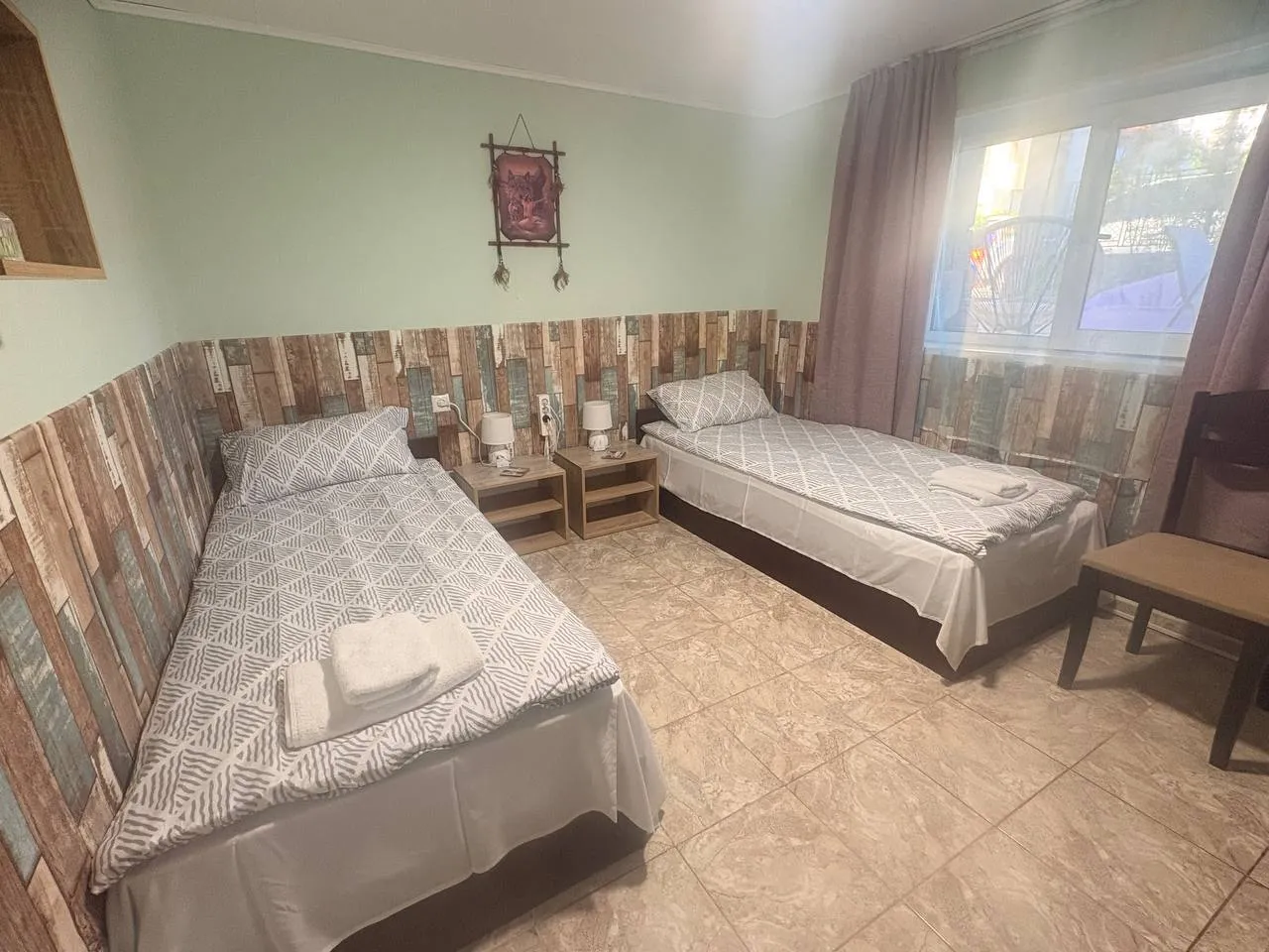 Двойна стая към двора във Velonia Guest House — кадър 4