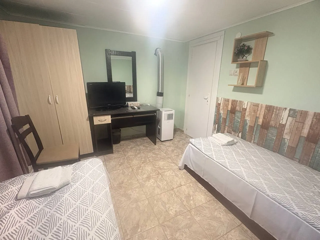Двойна стая към двора във Velonia Guest House — кадър 3