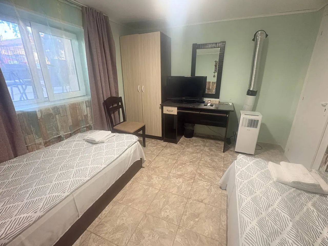 Двойна стая към двора във Velonia Guest House — кадър 2